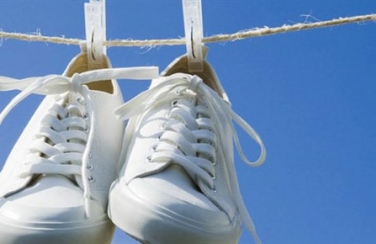 9 bí quyết giúp tẩy trắng giày vải bị ố vàng sau khi giặt cực hiệu quả 